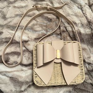 Straw Vacation Purse with Ivory Bow